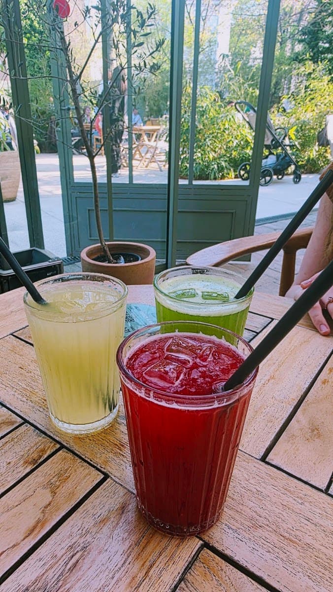 Cocktailuri colorate pe masă