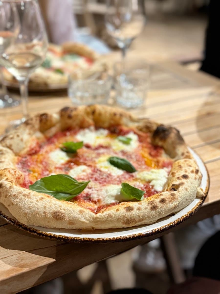 Pizza la vatră, servită la masă